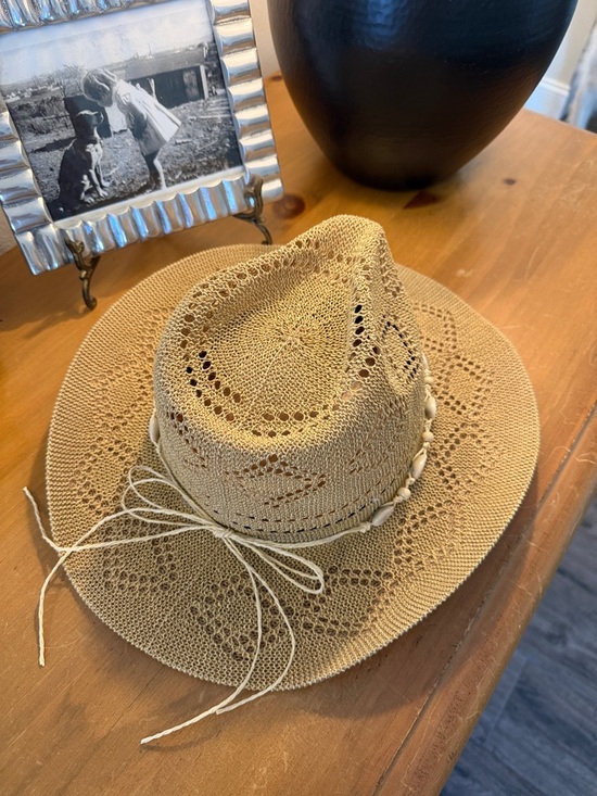 Altar'd State Accessories - NWT Altar'd State Natural Woven Sun Hat with Cowrie Shell Band